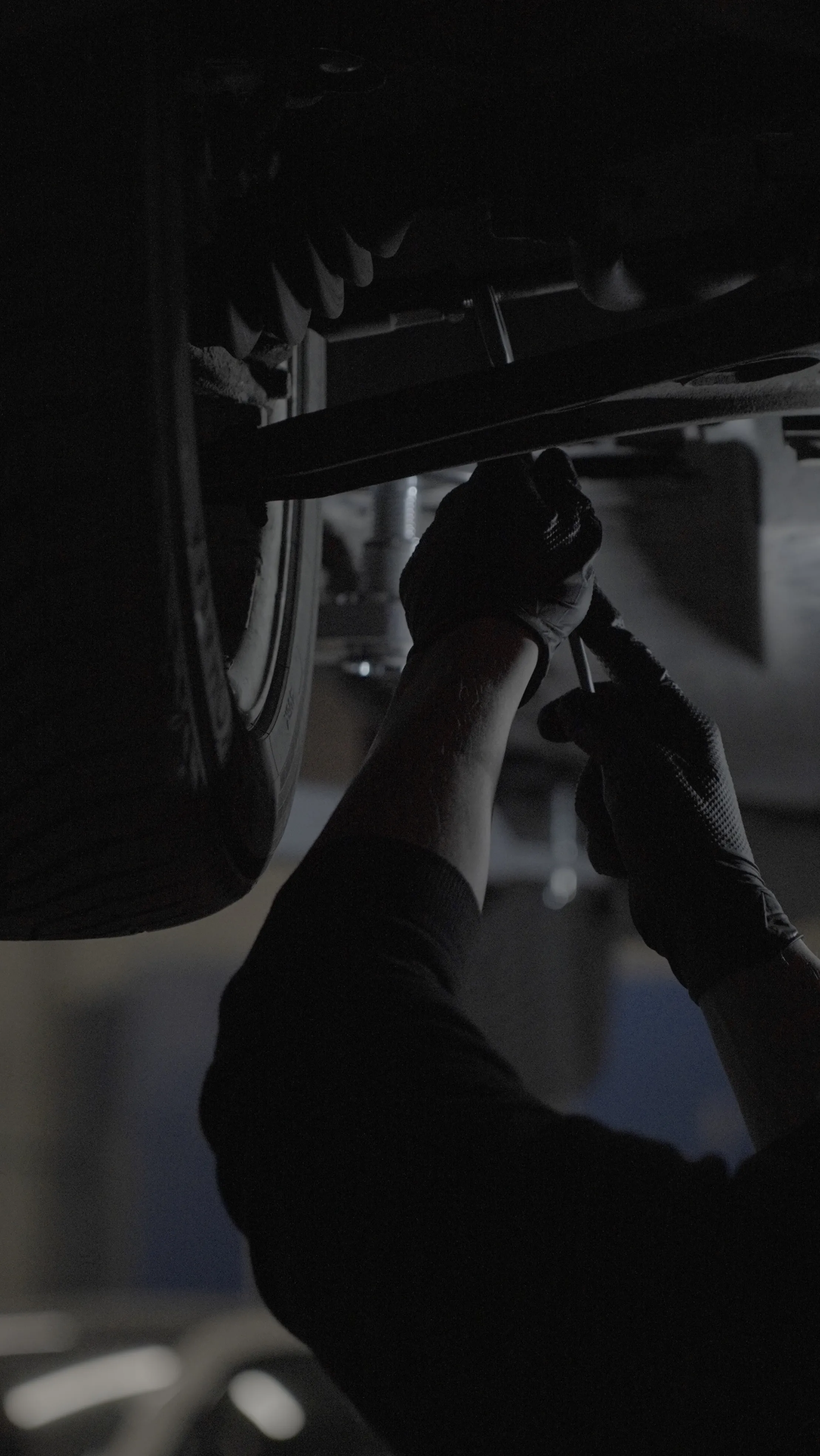 mechanik ze skrzynką z narzędziami