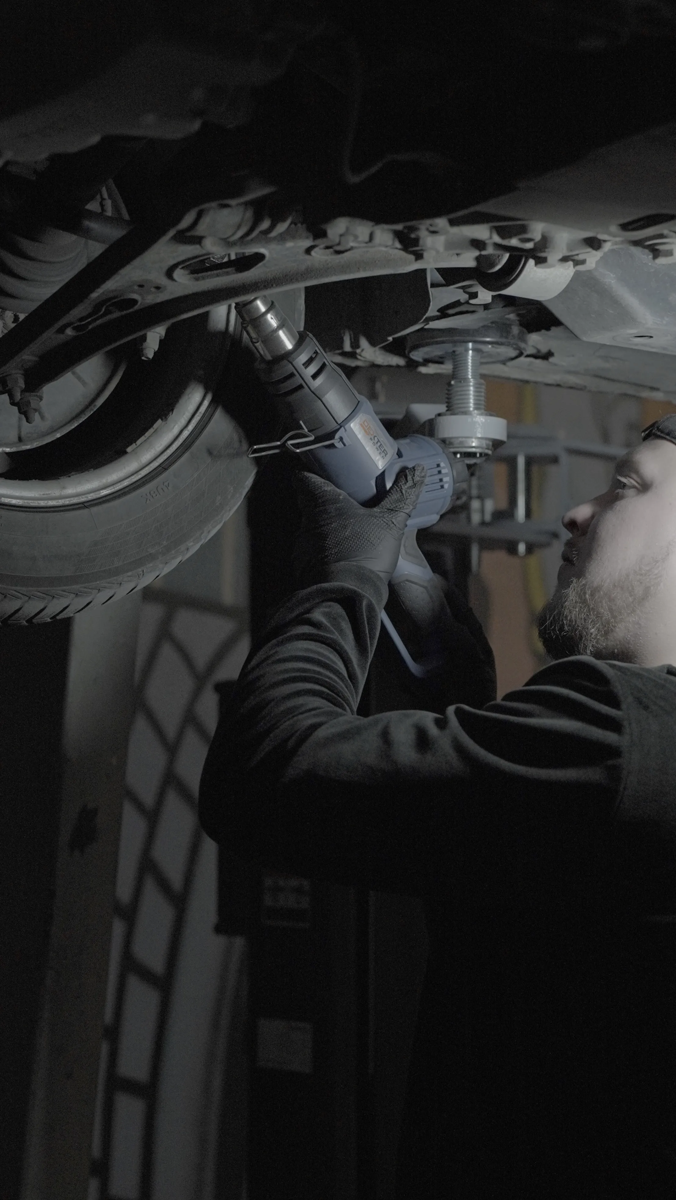 mechanik pracujący z podwoziem