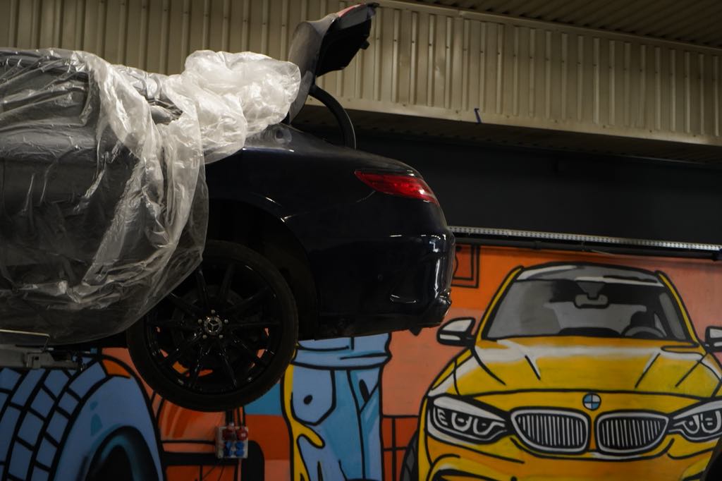 zdjęcie warsztatu z samochodem na podnośniku